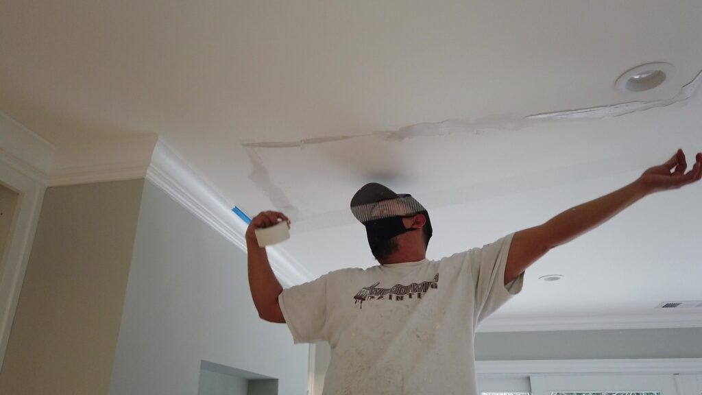 Usar fita ou lama drywall para consertar rachaduras maiores